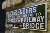 英国火车站的警告标志