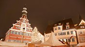 CC -埃斯林根圣诞市场，Baden-Württemberg -帐篷，圣诞树和老市政厅