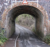 英国一条狭窄道路上的拱桥