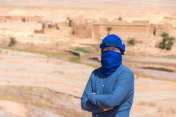 西撒哈拉沙漠中戴着柏柏尔蓝色头巾的成年男子