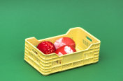 以绿色为背景，装在礼品盒中的彩色复活节彩蛋