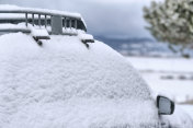 小越野车覆盖在雪