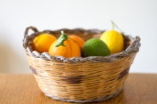 古董手工西西里柳条篮子与柑橘水果