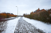 积雪的人行道上的小路