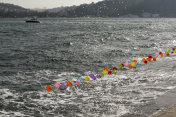 在土耳其伊斯坦布尔的阿斯扬鲁梅里希萨里附近，彩色的气球挂在绳索上用作装饰和射击目标