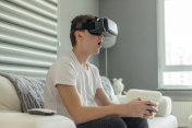 年轻人喜欢虚拟现实游戏