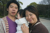 日本父母带着小宝宝的脸