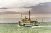 日落时分，土耳其伊斯坦布尔卡迪科伊附近博斯普鲁斯海岸的传统客轮