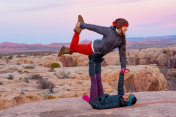 两名年轻女子极限运动员在摩押做Acroyoga