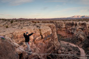 在犹他州摩押的高空或Slackline上的运动青年