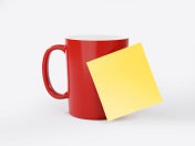黄色的便条贴在白色的背景上的一个红色的杯子上