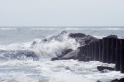 美国南卡罗来纳，汹涌的海浪拍打着愚蠢的海滩