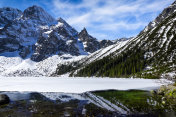 波兰塔特拉山脉的摩尔斯基奥科湖的冬季景色