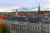 在维也纳和圣斯蒂芬大教堂的上空，黎明时分的城市天际线――奥地利