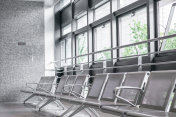 机场休息室的空金属椅子