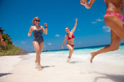 身体积极的成年女性在海滩上跑步