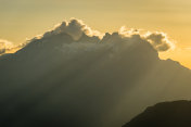 夕阳在参差不齐的山顶上照射