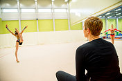 艺术体操教练观看年轻运动员练习