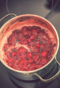 准备自制草莓酱