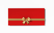 红色礼品卡与金色蝴蝶结在白色背景