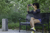 女子在城市公园自拍