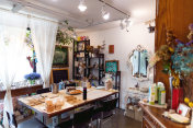 小工作室商店拥有的工艺产品艺术家在首尔-韩国