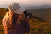一位女摄影师在山里拍照