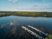 湖的风景。芬兰Nummela城市