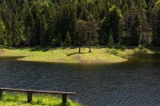 奥地利阿尔卑斯山附近的罗滕泽湖
