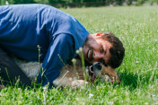 一个快乐的男人和一只拉布拉多犬在秋天的城市公园