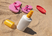 海滩必备物品――防晒霜和沙滩上的人字拖