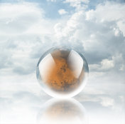 水晶球反射地球上的火星在云的背景
