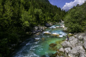 这位年轻女子喜欢这条河So?a, Trenta山谷，Primorska，斯洛文尼亚，欧洲