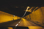 汽车在公路隧道上行驶