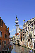 威尼斯――利多岛倾斜的钟楼