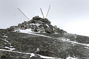 在暴风雪中接近约敦海门的山峰