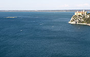 意大利蔚蓝的海对诺城堡