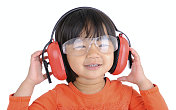 女孩戴着安全眼镜和听力保护