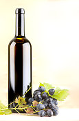 一瓶用葡萄装饰的红酒。