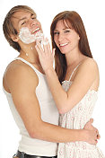 年轻夫妇玩剃须泡沫