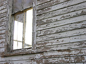 一个废弃的房子的窗户