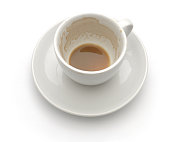 空的用过的咖啡杯映衬着白色