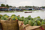 越南湄公河三角洲的成筐木瓜