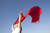 蓝色天空中飘动的红围巾