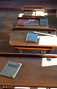 一排排老式学生课桌