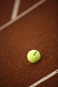 红土网球场上教练员用的黄色球