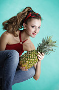 年轻女子与菠萝