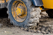 一辆停在泥里的大卡车靠近轮胎