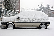 被雪冻住的汽车