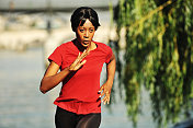 非裔美国妇女慢跑塞纳河法国巴黎